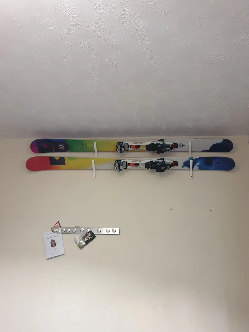 Support mural incliné pour skis pour rangement et présentation (lot de 2)