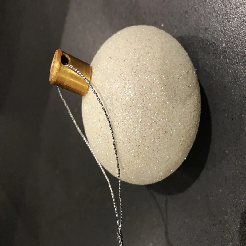 Réparation du dessus de boules pour les décorations d’arbres de Noël