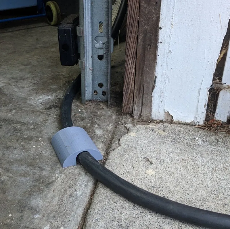 Pass de porte de garage pour câble de recharge EV