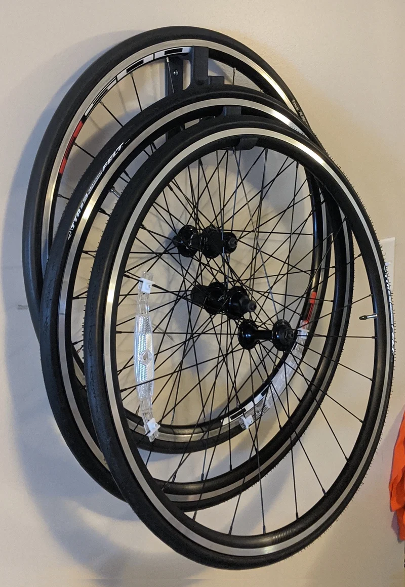 Support mural pour 3 roues de vélo