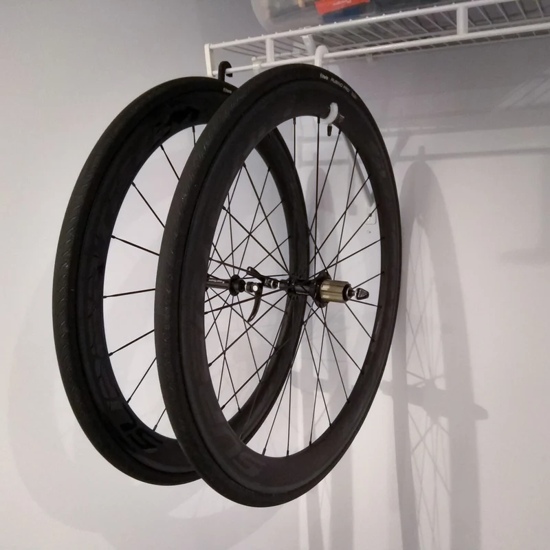 Crochet de rangement pour roues de vélo
