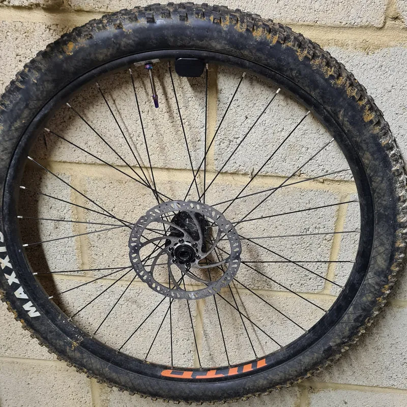 Support mural pour roues de vélo 27"
