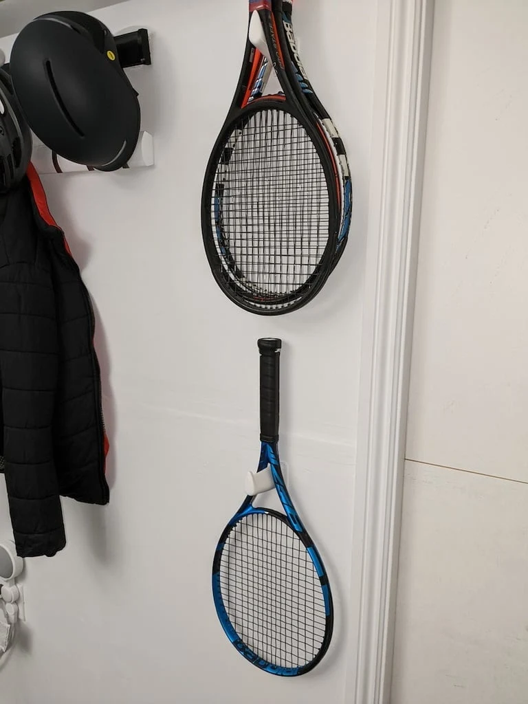 Support mural pour raquettes de tennis