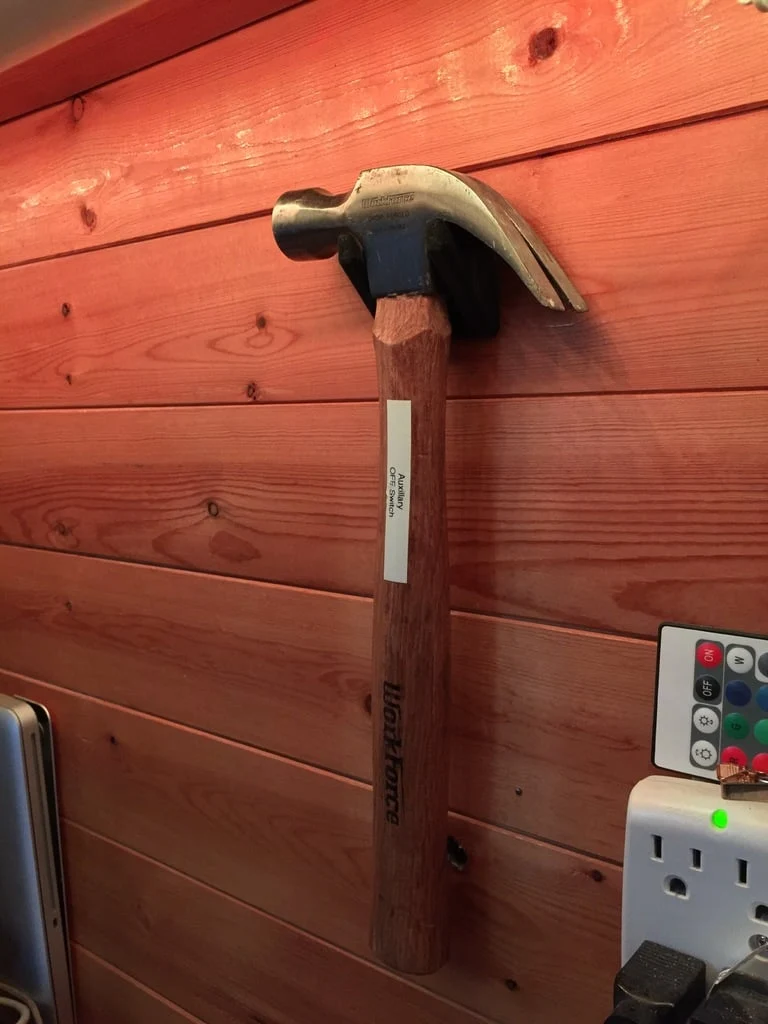 Porte-marteau mural
