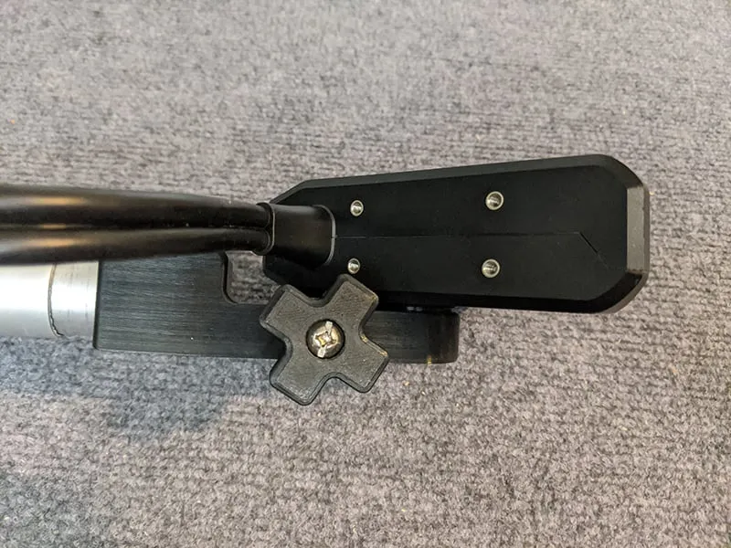 Support de poteau pour transducteur de sonar Garmin Livescope avec vue vers l'avant, vue vers le bas et vue en perspective