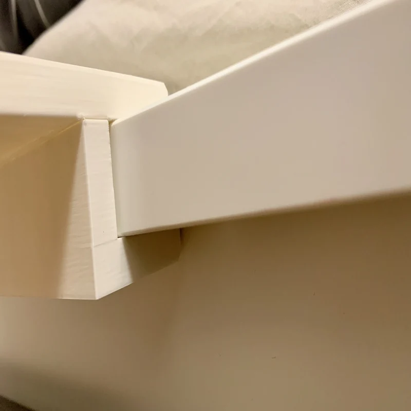 Table de nuit IKEA MALM pour téléphones portables et autres