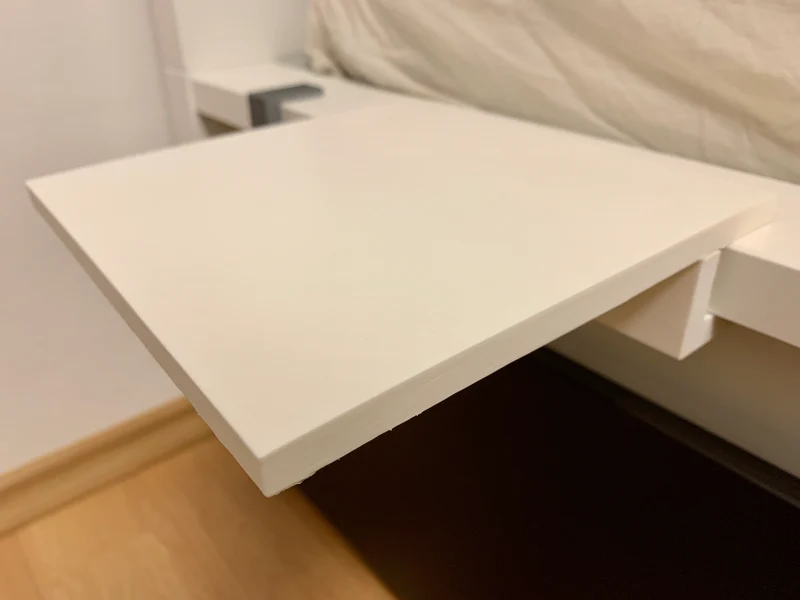Table de nuit IKEA MALM pour téléphones portables et autres
