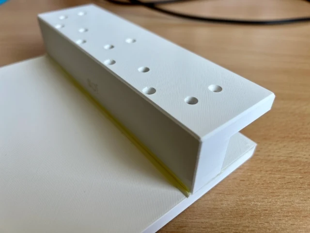 Table de nuit IKEA MALM pour téléphones portables et autres