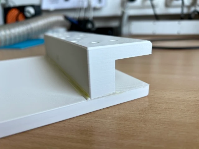 Table de nuit IKEA MALM pour téléphones portables et autres