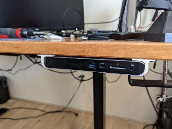 Support sous le bureau pour hub Belkin Pro USB-C