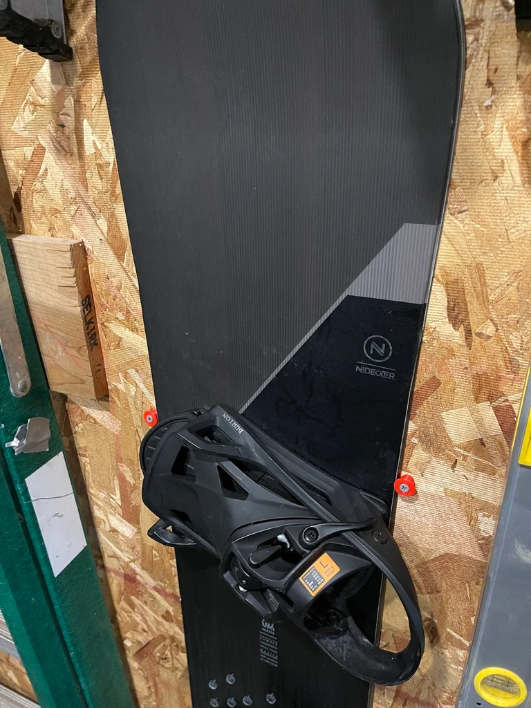 Support mural vertical pour snowboard