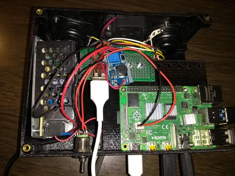 Boîtier de bureau pour Raspberry Pi 4B avec espace pour alimentation et disques SATA