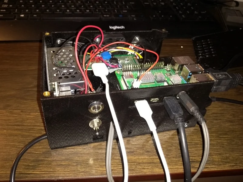 Boîtier de bureau pour Raspberry Pi 4B avec espace pour alimentation et disques SATA