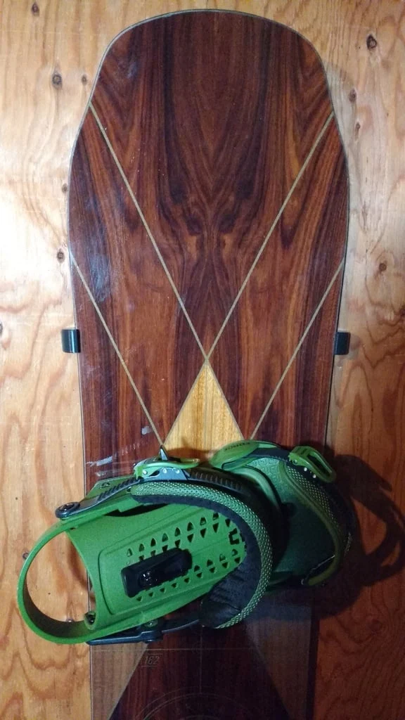 Fixation murale pour snowboard et wakeboard