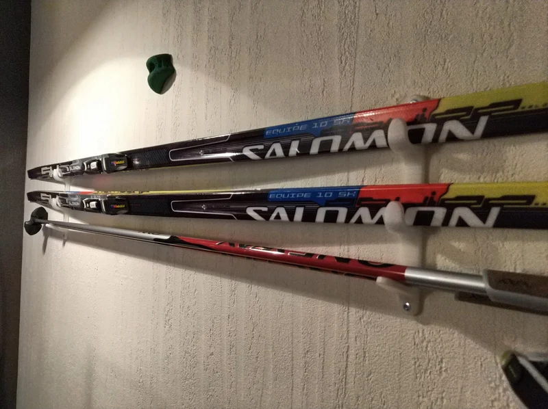 Support mural pour skis et bâtons